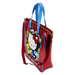 Gros plan sur le patch chenille Hello Kitty et les appliqués imprimés sur le sac tote Loungefly