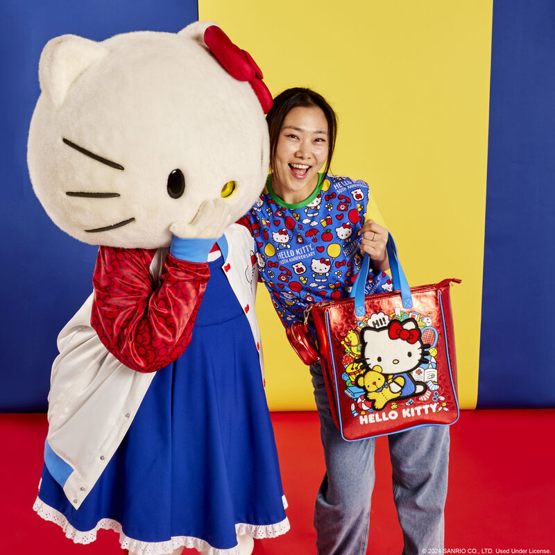 Détail des finitions métalliques dorées sur le sac tote Loungefly Hello Kitty