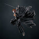 Figurine Ichigo Kurosaki posée sur son socle avec masque complet et effet d’attaque lumineux