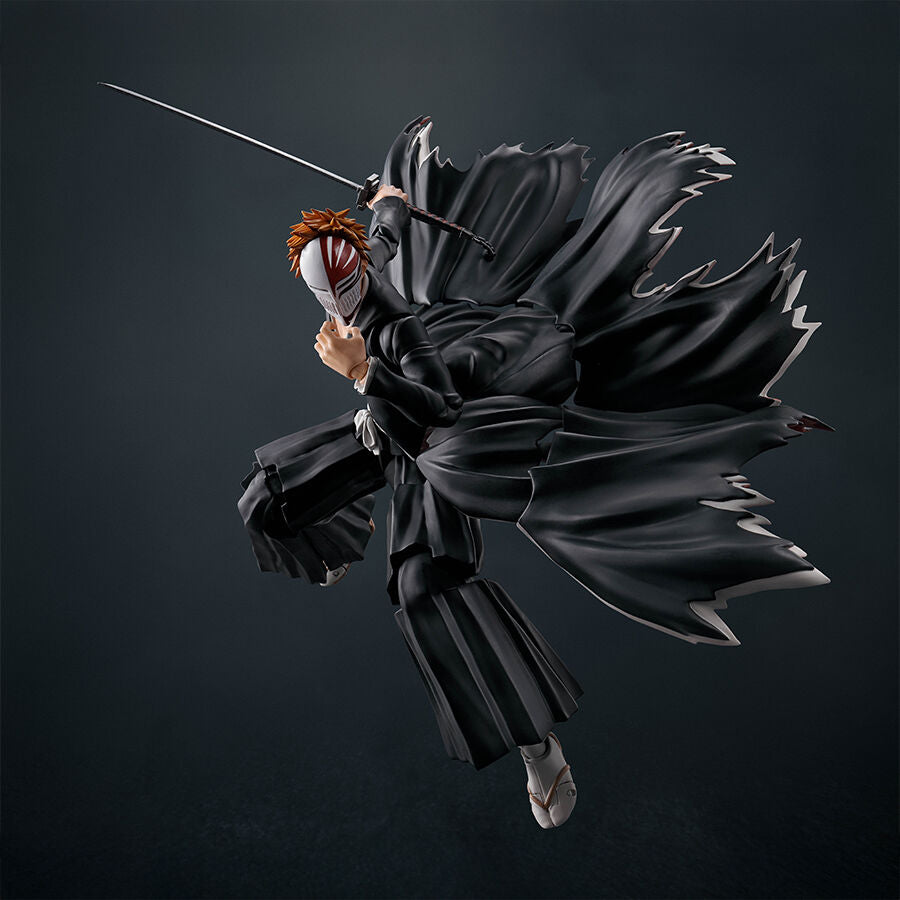 Figurine Ichigo Kurosaki posée sur son socle avec masque complet et effet d’attaque lumineux