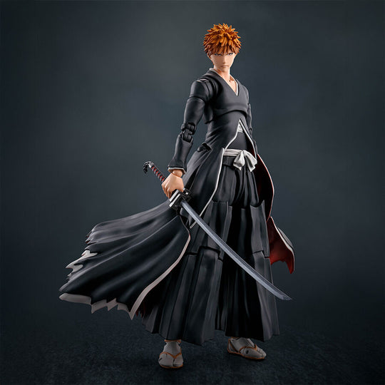 Figurine articulée Ichigo Kurosaki Getsugatensho de Bleach, vue de face avec épée Tenchain Zangetsu