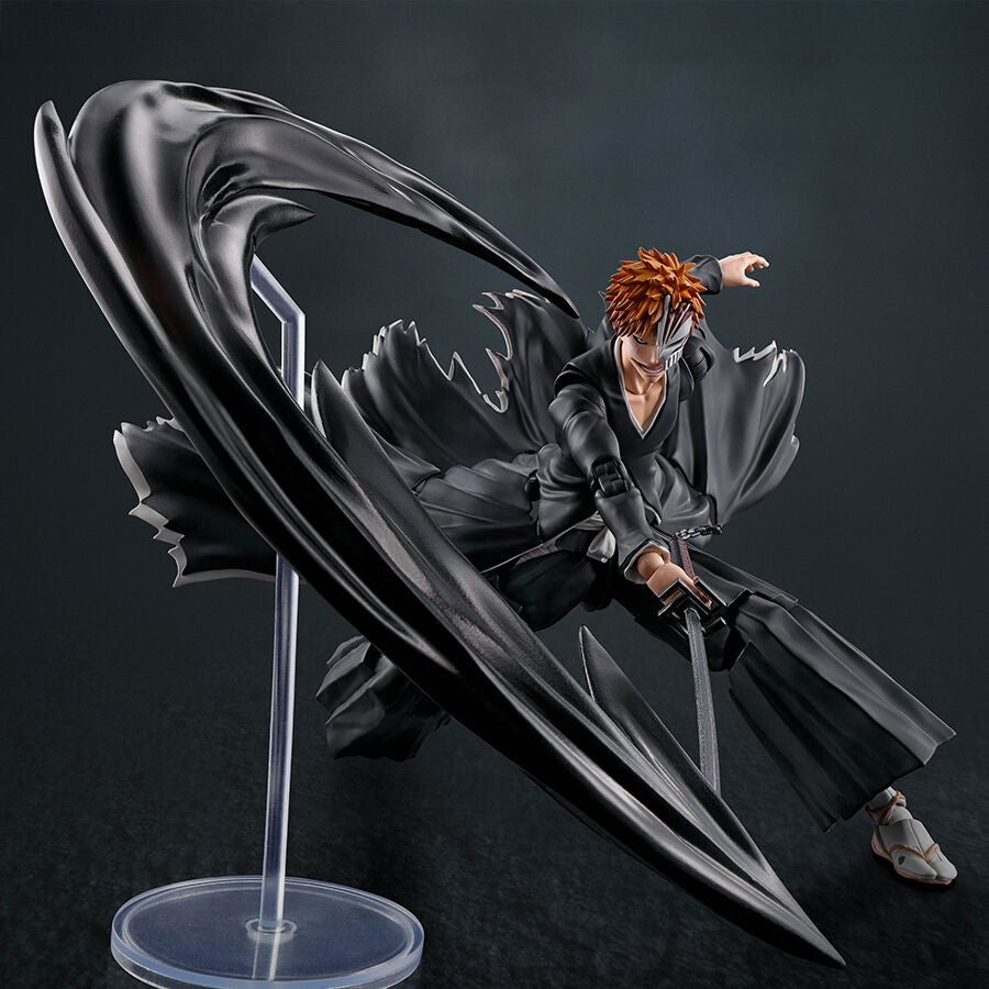 Vue rapprochée de l'épée Tenchain Zangetsu tenue par la figurine articulée Ichigo Kurosaki