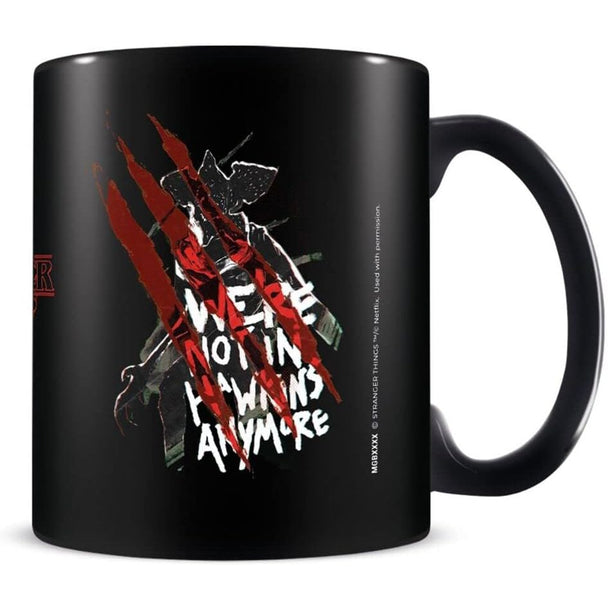 Mug en céramique Stranger Things édition Not in Hawkins avec une capacité de 315ml, présenté sur fond blanc.