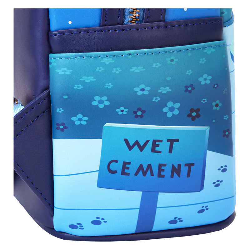 Vue latérale du sac à dos Loungefly mettant en valeur sa silhouette compacte et élégante