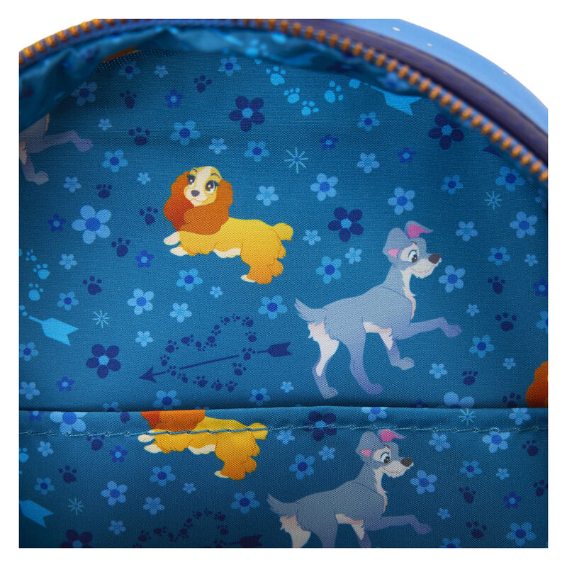 Présentation du sac à dos posé sur une surface neutre, mettant en avant ses couleurs vives et détails