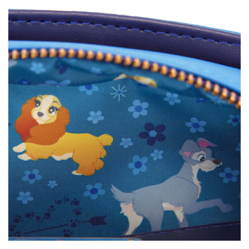 Sac Loungefly Disney posé sur une surface claire mettant en valeur ses détails imprimés et finition rose gold
