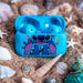 Image lifestyle du casque Disney Stitch porté par un utilisateur dans un environnement urbain