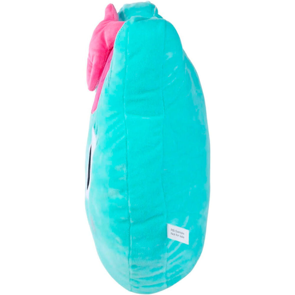 Coussin Siregata posé sur un lit d'enfant, illustrant son usage décoratif et confortable
