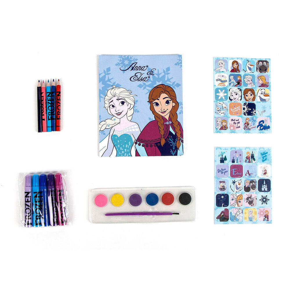Vue rapprochée des fournitures scolaires Disney Frozen aux couleurs vives et détails soignés