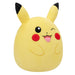 Détail de la texture douce et moelleuse de la peluche Pikachu Squishmallows JAZWARES