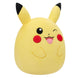 Détail de la texture douce et moelleuse de la peluche Pikachu Squishmallows JAZWARES