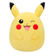 Peluche Squishmallows Pikachu Pokémon 27cm vue de face avec détails du visage souriant
