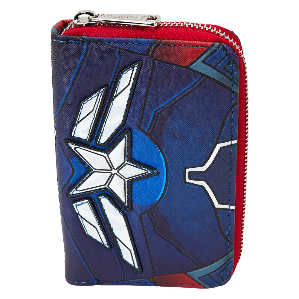 Vue rapprochée des détails embossés et métalliques sur le portefeuille Captain America