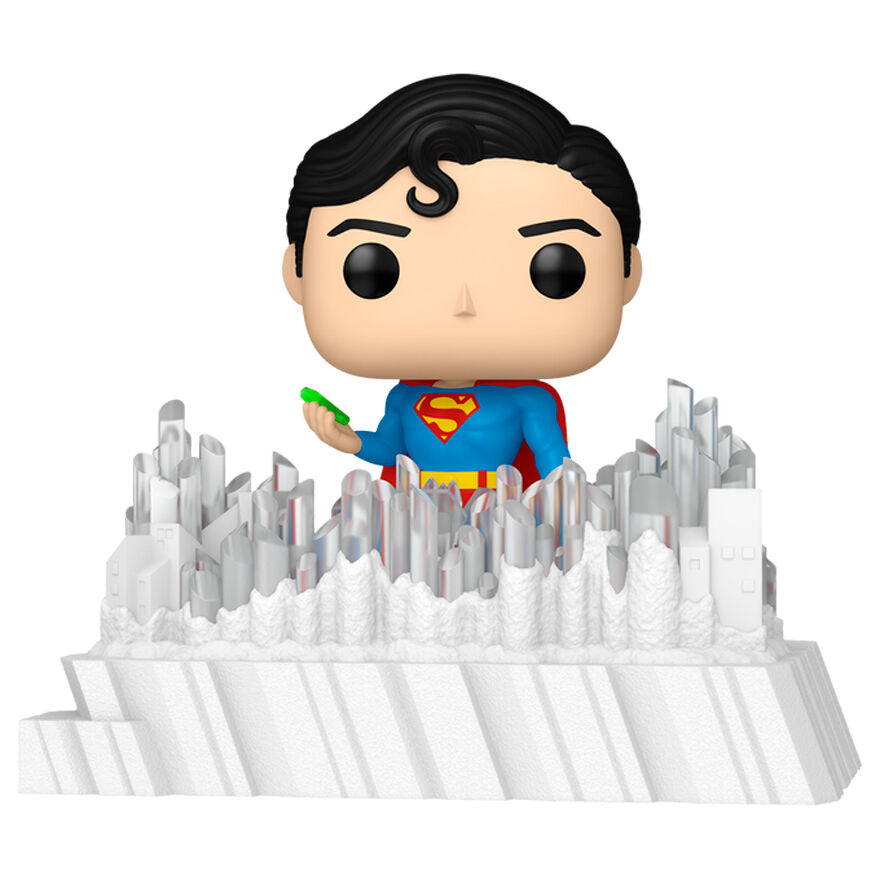 Figurine POP Deluxe Superman de FUNKO en position héroïque avec son costume bleu et rouge classique, mesurant 12,4 cm.
