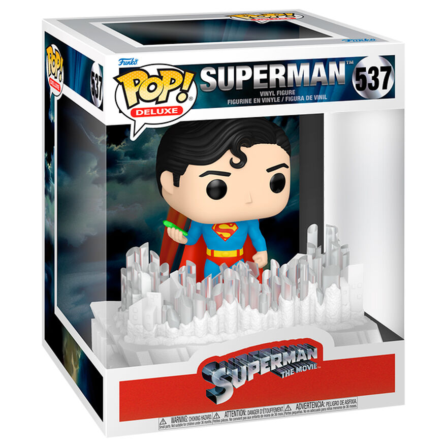 Vue rapprochée de la figurine POP Superman DC Comics montrant les détails précis du visage et du costume deluxe.