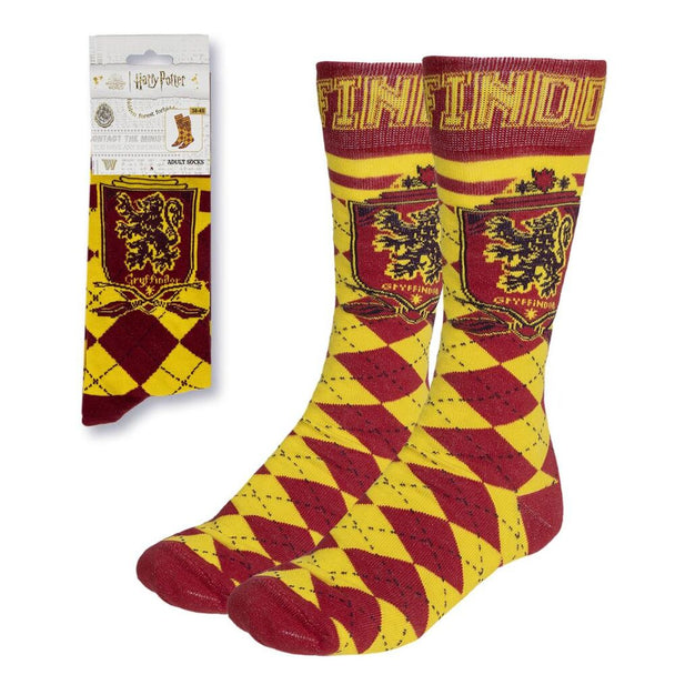 Chaussettes Harry Potter Gryffindor pour adultes avec logo et couleurs rouges et or, en coton et élasthanne, vue rapprochée sur fond blanc.