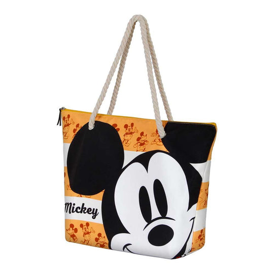 Sac de plage Mickey Disney KARACTERMANIA porté à l'épaule, montrant la texture et la couleur orange vif du sac.