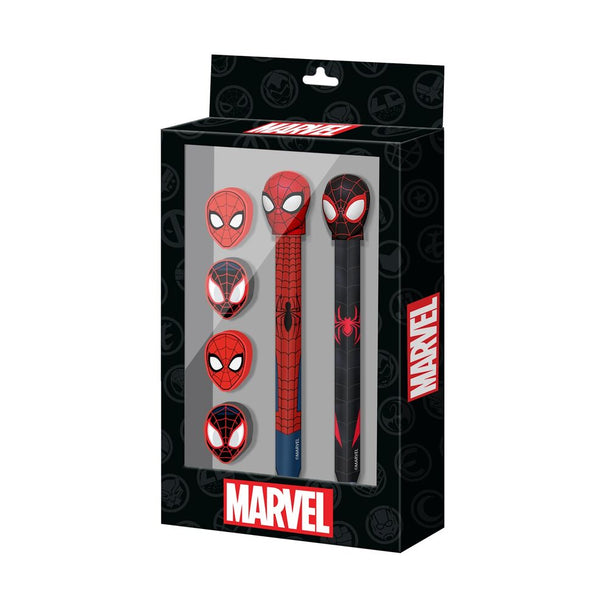 Pack papeterie Marvel Spiderman KARACTERMANIA avec stylo effaçable, crayon éternel et 4 gommes colorées sur fond blanc.