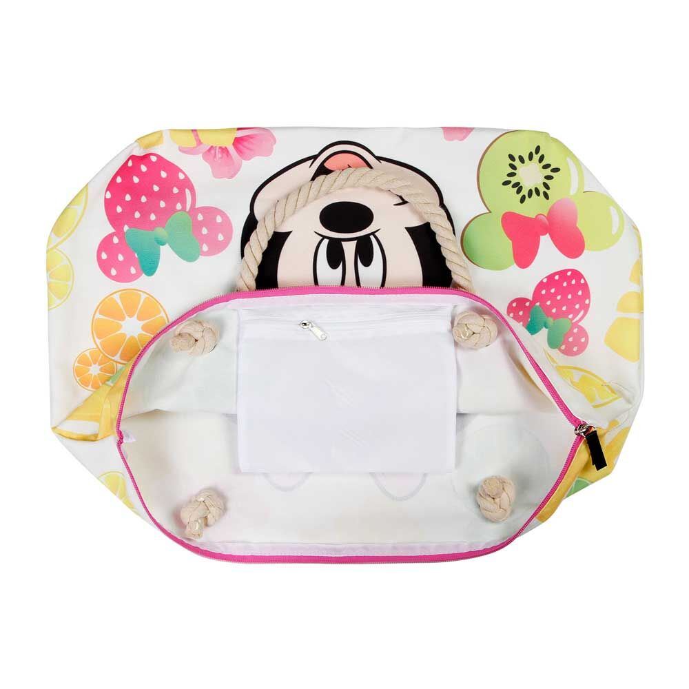 Sac de plage Disney Minnie Fruits porté à l'épaule montrant sa taille et sa praticité