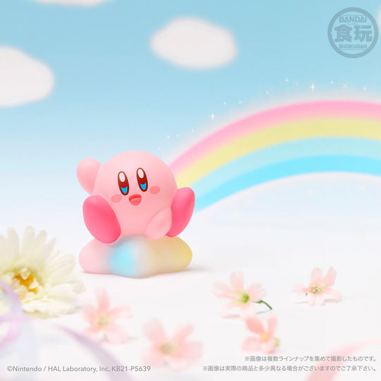 Comparaison de taille entre une figurine Kirby Friends BANDAI et un objet courant, pour donner une idée de la taille réelle de ces petites figurines.