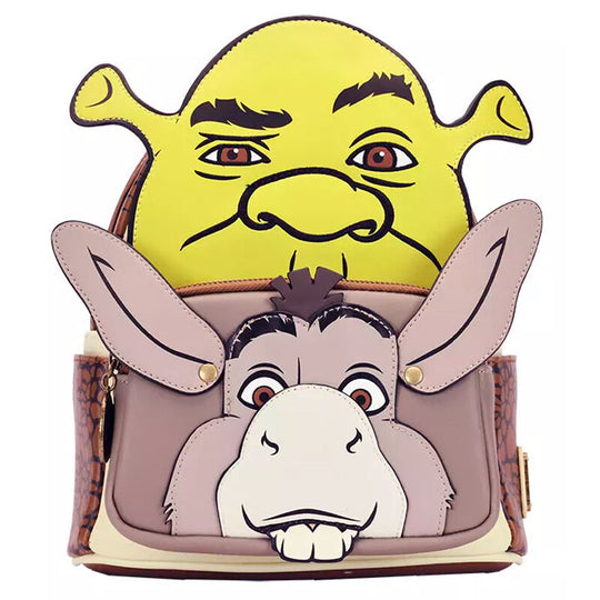 Sac à dos Loungefly Shrek & Donkey porté par un modèle dans un décor urbain