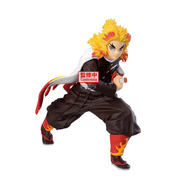 Figurine Kyojuro Rengoku de 16cm en pose dynamique avec sa cape flamboyante