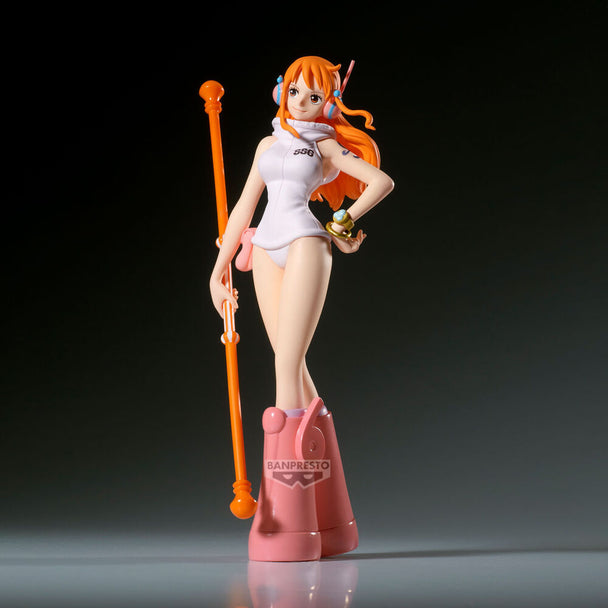 Profil latéral de la figurine Nami The Shukko montrant les détails de la tenue