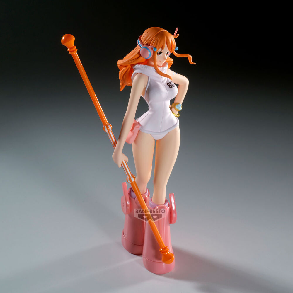 Présentation de la figurine Nami The Shukko sur socle, avec un éclairage mettant en valeur les couleurs