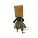 Vue arrière de la figurine Little Nightmares Mono mettant en valeur la capuche