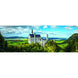 Image du puzzle panoramique 1000 pièces montrant le Château de Neuschwanstein avec un ciel bleu clair en arrière-plan.