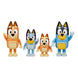 Ensemble complet des 4 figurines Bluey FAMOSA alignées sur fond blanc