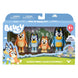 Figurine Bluey numéro 3 du pack FAMOSA, présentation latérale avec accessoires