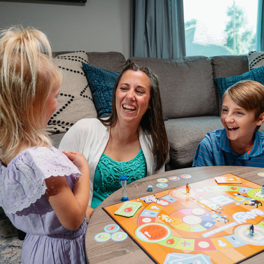 Jetons de jeu colorés alignés, représentant les objets à collecter durant la partie