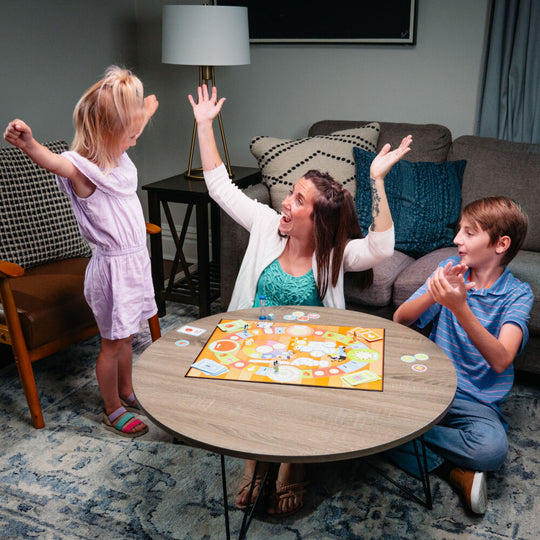 Minuterie et dé inclus dans le jeu pour rythmer la partie et déterminer les actions