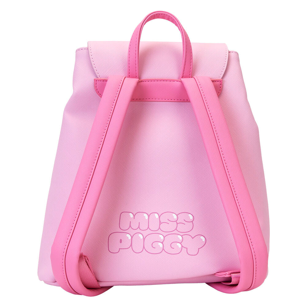 Détail du pendentif émaillé représentant Miss Piggy accroché au sac à dos