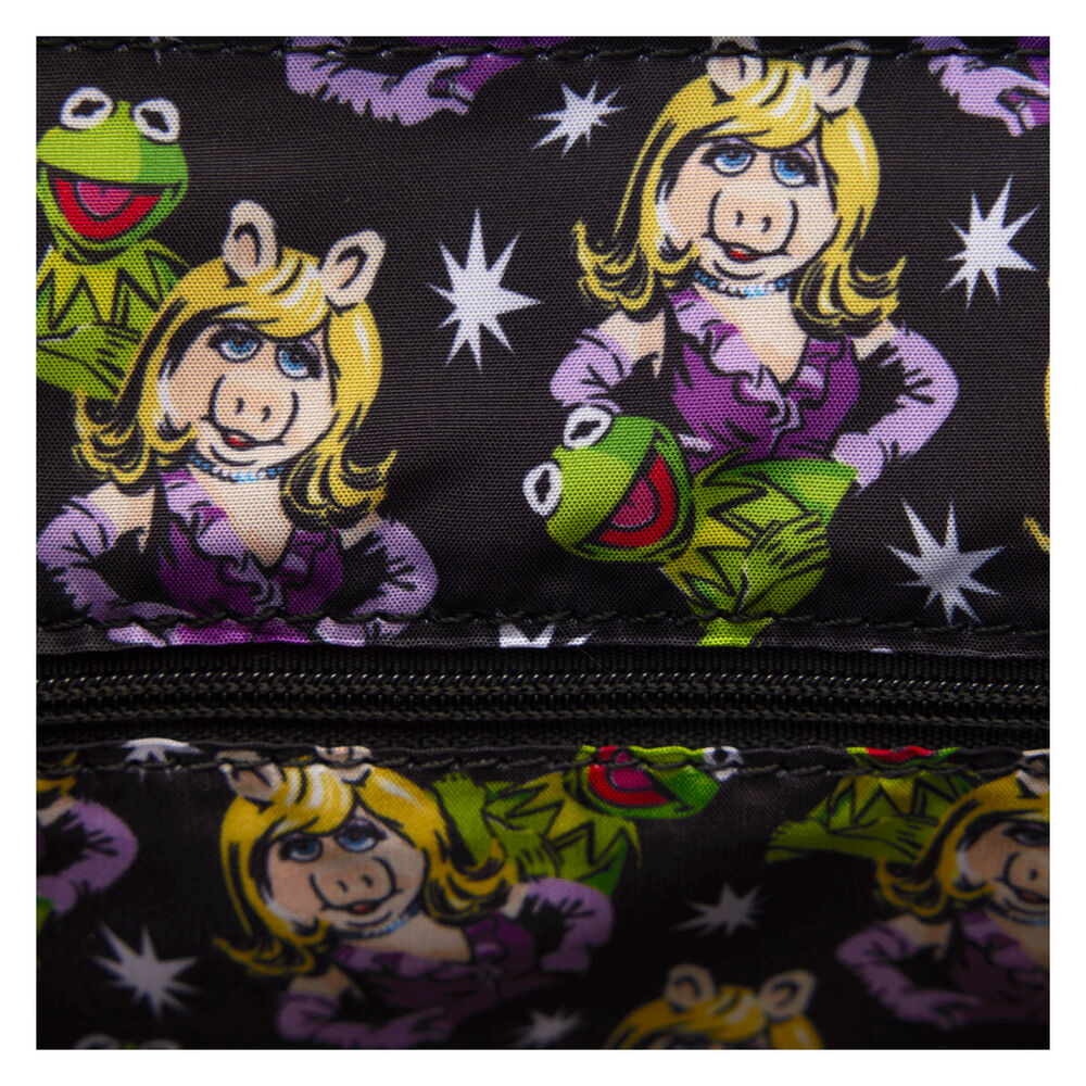 Sac à dos Loungefly Miss Piggy porté en situation urbaine, style casual et fun