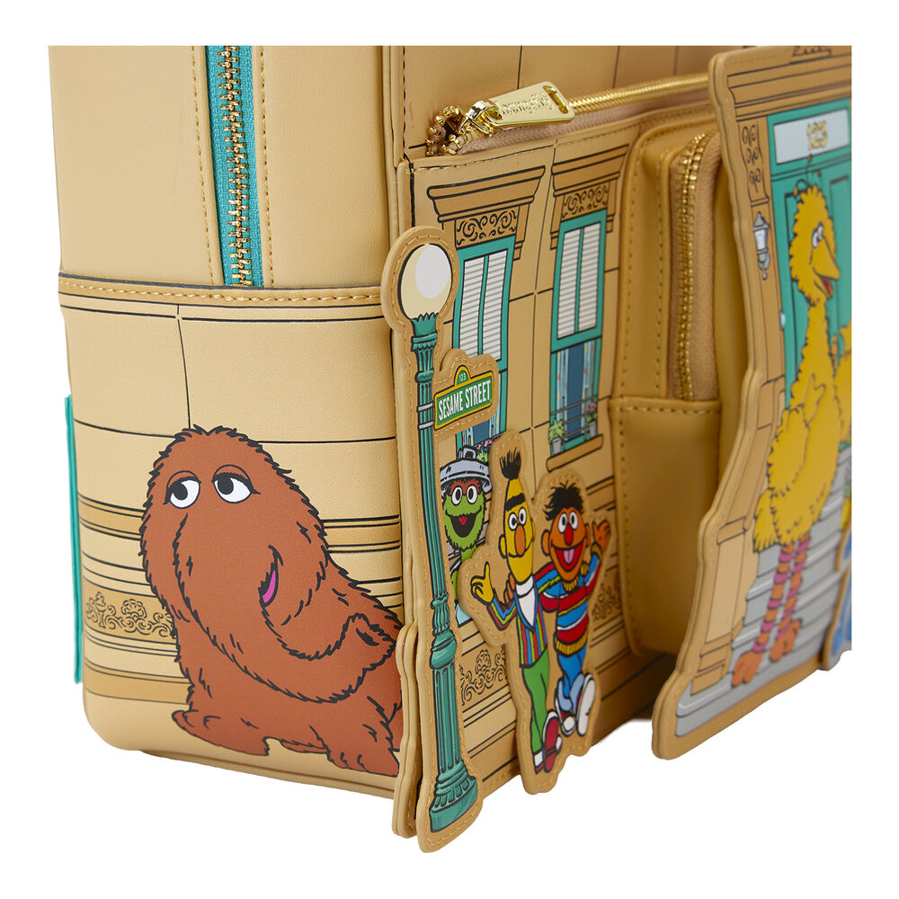 Gros plan sur les détails embossés et imprimés du sac à dos Sesame Street Loungefly Corner