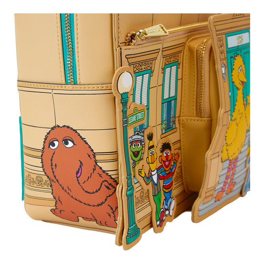 Gros plan sur les détails embossés et imprimés du sac à dos Sesame Street Loungefly Corner