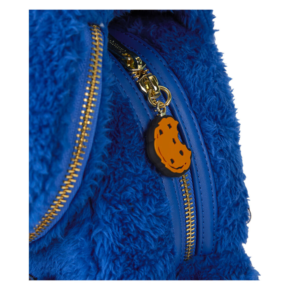 Sac à dos Cookie Monster porté par un modèle pour montrer le confort des bretelles