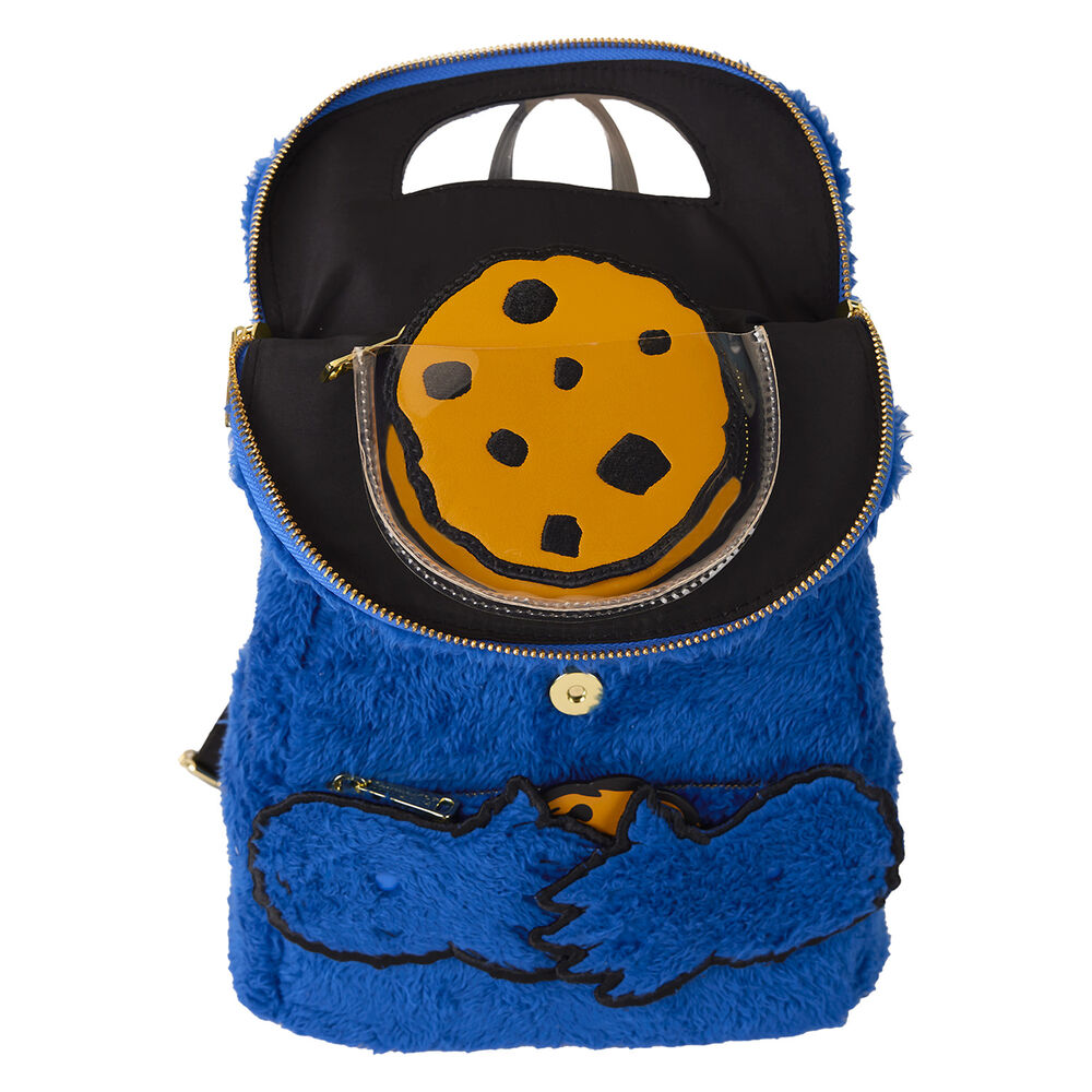 Zoom sur la poche avant zippée du sac à dos Cookie Monster avec pendentif en silicone