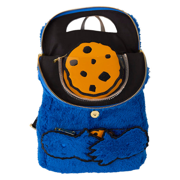Zoom sur la poche avant zippée du sac à dos Cookie Monster avec pendentif en silicone