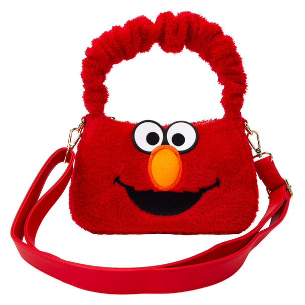 Gros plan sur la texture en peluche rouge vif et les finitions en cuir vegan du sac Loungefly Elmo