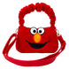 Gros plan sur la texture en peluche rouge vif et les finitions en cuir vegan du sac Loungefly Elmo