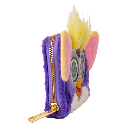 Gros plan sur les finitions dorées brillantes et la texture du cuir synthétique du portefeuille Furby