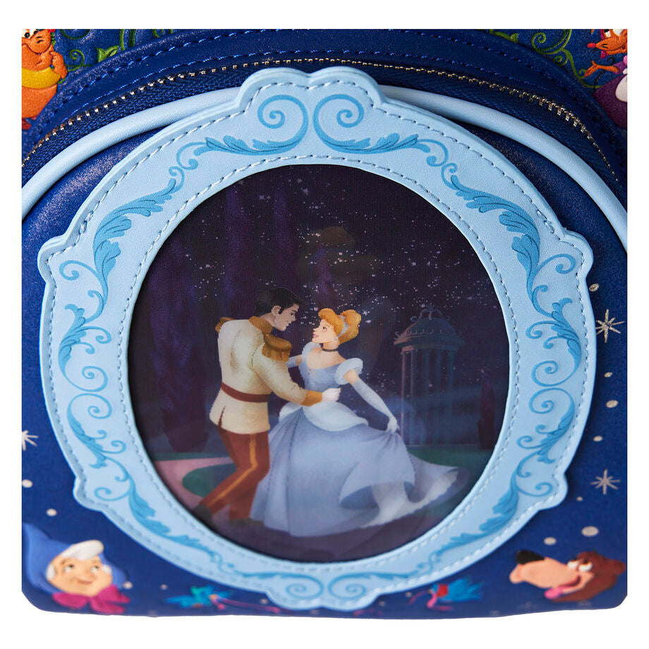 Détails embossés et appliqués argentés sur le sac à dos Loungefly Cendrillon édition anniversaire