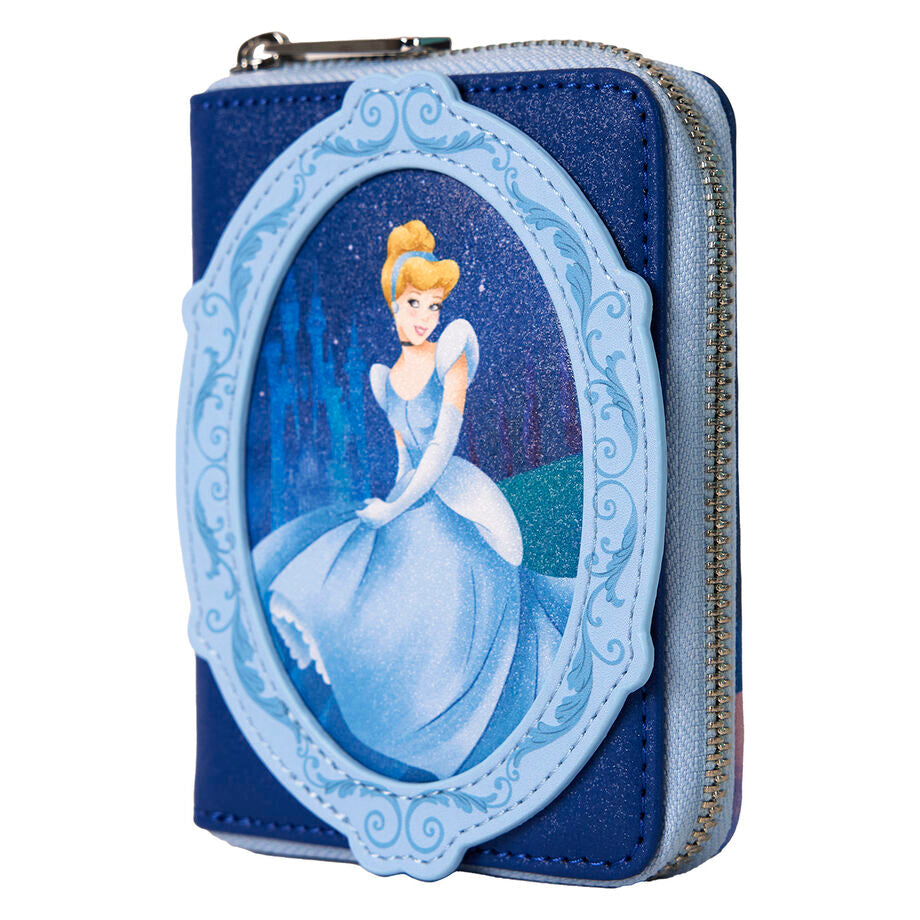 Détail du porte-carte transparent en forme de soulier de verre intégré au portefeuille Loungefly Cendrillon
