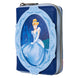 Détail du porte-carte transparent en forme de soulier de verre intégré au portefeuille Loungefly Cendrillon