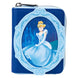 Intérieur du portefeuille Loungefly avec quatre emplacements pour cartes et doublure assortie au thème Cendrillon