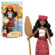 Poupée Vaiana chantante Disney MATTEL en tenue d’aventurière avec accessoires colorés sur fond blanc.
