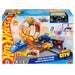 Vue d'ensemble du circuit Hot Wheels City Super Police Station avec voiture de police métal 1:64 sur la piste.